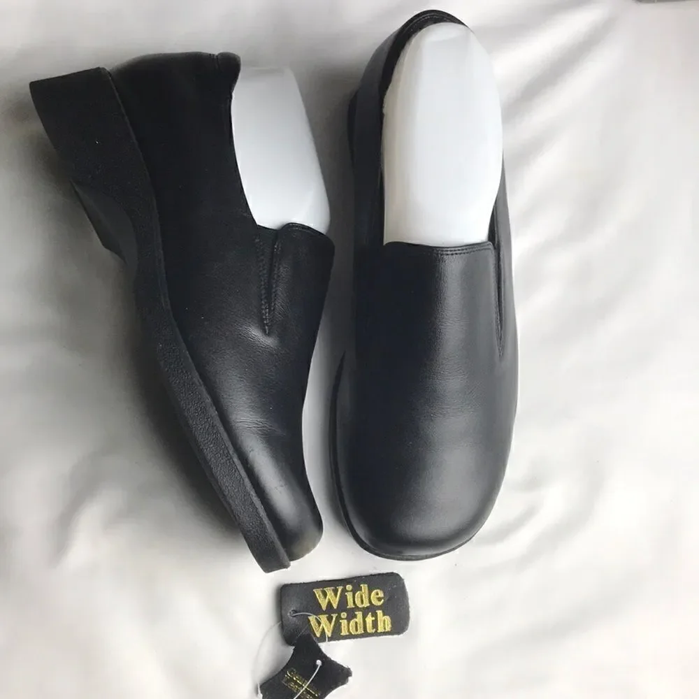 Peerage 8WW black leather loafers. NEW